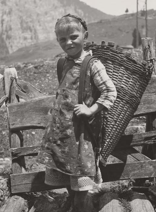 Bild: Bauernmädchen Cäcilia Schmidig, Fotografiert von Leonard von Matt um 1942, Platten Bisisthal - Originalversion